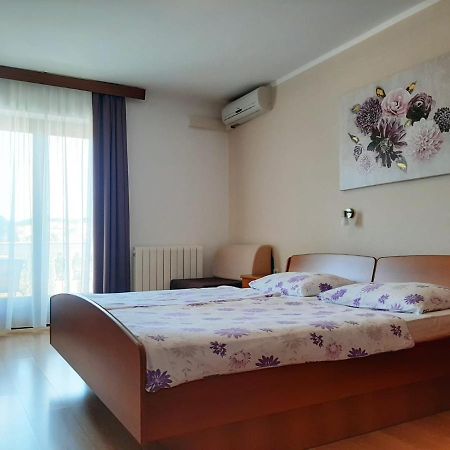 Guest House Katarina Малинска Екстериор снимка